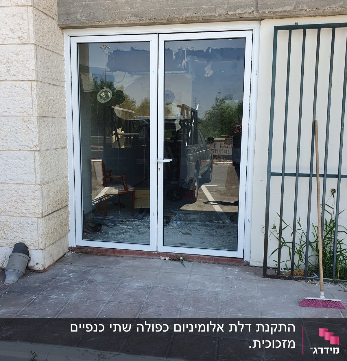 דלת אלומיניום זכוכית כפולה עם מסגרת לבנה